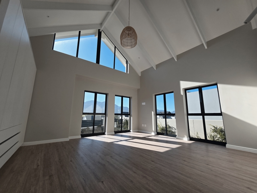 4 Bedroom Property for Sale in Kingswood Golf Estate Western Cape